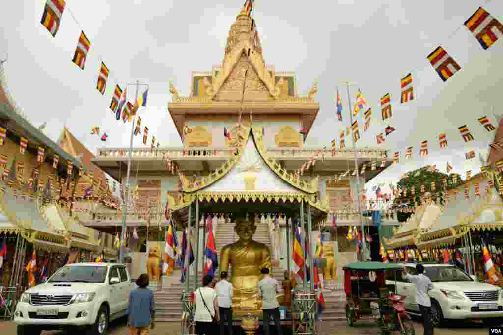 ព្រះ​វិហារ​ពុទ្ធសាសនា​ត្រូវ​បាន​ថត​នៅ​ក្នុងវត្ត​មួយ​កណ្តាល​រាជធានី​ភ្នំពេញ​កាលពី​ព្រឹក​ថ្ងៃសៅរ៍​ ទី​១៦ ខែ កញ្ញា​​ ឆ្នាំ២០១៧។​(ទុំ ម្លិះ/VOA)