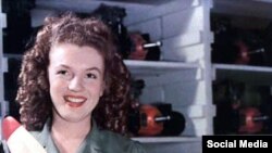 Merilin Monronun İkinci Dünya müharibəsi dövrü təyyarə zavodunda çalışdığı zaman çəkilmiş fotosu