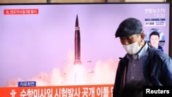 韩国电视节目2021年9月15日播放朝鲜发射弹道导弹的图片（路透社）