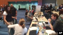 美国代理国土安全部部长杜克在波多黎各视察救灾工作。（2017年9月29日）