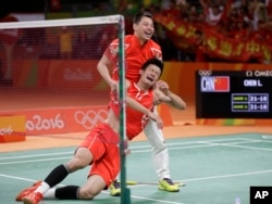 中国队员谌龙星期六战胜马来西亚对手李宗伟，赢得羽毛球男子单打冠军。比赛结束后，谌龙激动得不能自持。AP摄影 巴西里约 2016年8月20日。