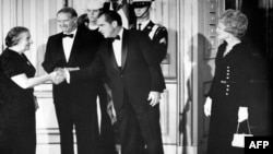 گلدا مئیر، نخست وزیر وقت اسرائیل، هنگام ورود به کاخ سفید مورد استقبال ریچارد نیکسون، رئیس جمهوری وقت ایالات متحده، و بانوی اول آمریکا قرار می گیرد. ۲۴ اکتبر ۱۹۷۰