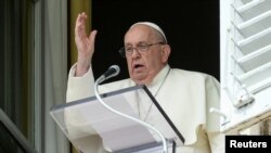 ພະ​ສັນ​ຕະ​ປາ​ປາ ແຟ​ຣນ​ຊິ​ສ ນຳ​ພາ​ການ​ສູດ​ມົນ​ຈາກ​ປ່ອງ​ຢ້ຽມ​ຢູ່​ວັງ ວາ​ຕິ​ກັນ.