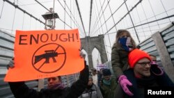 جولین مور در این راهپیمایی گفت که امیدوار است همگانی شدن ارائه گواهی عدم سوءپیشینه هنگام خرید اسلحه تحقق پیدا کند.