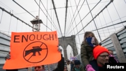 Des manifestants participent à un rassemblement anti-violence et anti-armes à feu parrainé par One Million Moms (Un Million de Mères) à New York, le 21 janvier 2013.