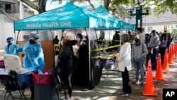 Người dân xếp hàng chờ xét nghiệm COVID-19 ở Mianmi, bang Florida, Hoa Kỳ.