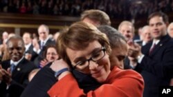 အောက်လွှတ်တော်အမတ် Giffords အကြောင်း တစေ့တစောင်း