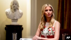 Ivanka Trump lors d'une réunion avec le président Donald Trump dans la salle du Cabinet de la Maison Blanche, le 17 juillet 2018, à Washington.