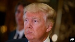 បាតុករ​គាំពារ​បរិស្ថាន​ប្រមូលផ្តុំ​ជុំវិញ​ក្បាល​រូប​សំណាក​ ដែលត្រូវ​បាន​រឹបអូស​ដោយ​ប៉ូលិស​នៅ​លើ​ស្ពាន​ Lambeth ក្នុង​ក្រុង​ឡុងដ៍។