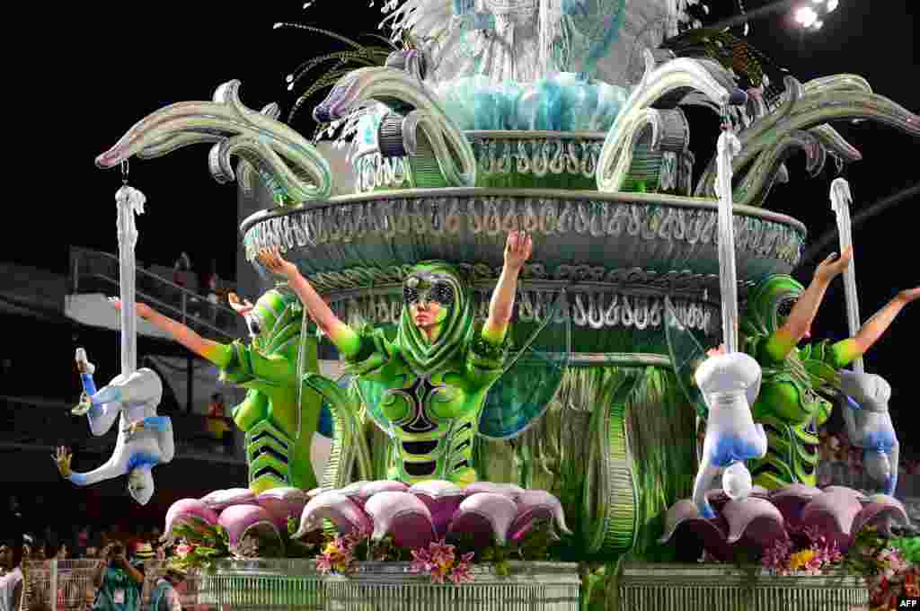 A escola de samba X9 Paulistana no Sambódromo em São Paulo, Brazil, Fev. 15, 2015. AFP PHOTO / NELSON ALMEIDA