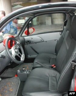 目前在东莞生产的mycar是双座位的小型社区电动车