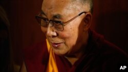 دالایی لاما، رهبر مذهبی بودایی خود از تبت فرار کرده و از چند دهه بدینسو در هند مهاجر است