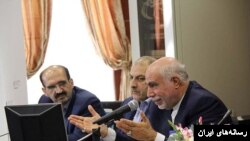 رسانه‌های منتقد دولت فیش حقوقی منتسب به علی صدقی(نفر سمت راست) را منتشر کردند که اسفند پارسال بیش از ۲۳۰ میلیون تومان دریافت کرد