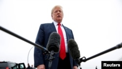 川普总统在前往德克萨斯州休斯顿前在安德鲁斯联合基地对记者讲话。（2018年5月31日）