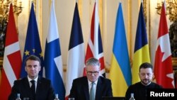 Президент Франции Эммануэль Макрон, премьер-министр Великобритании Кир Стармер и президент Украины Владимир Зеленский на пленарном заседании в рамках саммита в Лондоне 2 марта 2025 года.