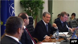 Cảnh sát Afghanistan xem xét một chiếc xe bị hư hại tại hiện trường sau vụ đánh bom tự sát tại cổng vào một phi trường ở Jalalabad, tỉnh Nangarhar, ngày 27/2/2012