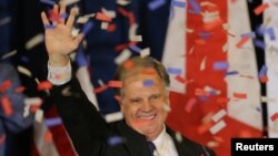 Doug Jones saluant ses partisans après sa victoire, Birmingham, Alabama, le 12 décembre 2017. 