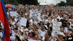 Puluhan ribu demonstran berunjuk rasa di Taman Rizal, Manila, Senin (26/8). 