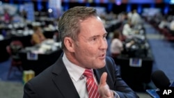 资料照片：美国共和党众议员迈克尔·沃尔兹在费城对媒体讲话。(2024年9月10日)