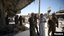 2017年5月12日，叙利亚民主军战斗人员在本周从伊斯兰国手中夺回的叙利亚城镇塔布卡集结。