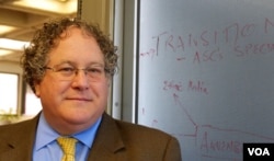 南加大美中学院院长杜克雷（美国之音国符拍摄）