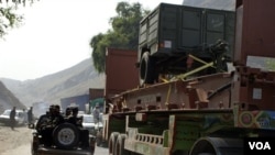 Konvoi truk perbekalan pasukan NATO di Afghanistan. Iran khawatir bahan bakar yang disalurkan dipakai untuk keperluan pasukan koalisi.