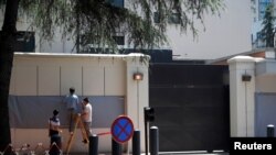 Wafanyakazi wakiziba maandishi ya Ubalozi Mdogo wa Marekani huko Chengdu, jImbo la Sichuan baada ya ubalozi ya kufungwa.