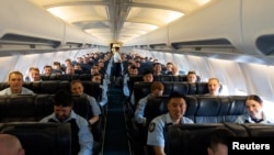 Sejumlah anggota Kepolisian Federal Australia berangkat dengan pesawat menuju Kepulauan Solomon untuk mendukung pasukan polisi wilayah kepulauan tersebut menjelang Pacific Games pada 8 November 2023. (Foto: Australian Federal Police/ Handout via Reuters)