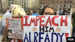 Anti-Trump protesters at McPherson Square near the White House in Washington, Jan. 20, 2017. (Photo: G. Flakus / VOA)
