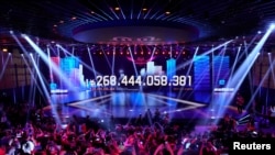 在中国电商巨头阿里巴巴集团的杭州总部，屏幕上正显示双11购物节正在交易的商品价值（2019年11月11日）。