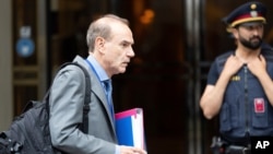 انریکه مورا، معاون مسئول سیاست خارجی اتحادیه اروپا، در حال خروج از هتل محل برگزاری مذاکرات در وین (۲۲ خرداد ۱۴۰۰) 