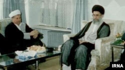 هاشمی و خامنه ای بعد از مرگ خمینی، قدرت را تقسیم کردند - عکس از بازتاب