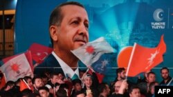 لەم وێنەیەدا دەردەکەوێت لایەنگرانی پارتی داد و گەشەپێدان (ئاک پارتی) بە جۆشەوە هاوار دەکەن کاتێک ڕەجەب تەیب ئەردۆغان سەرۆک کۆماری تورکیا دوای هەڵبژاردنی شارەوانییە ناوخۆییەکانی تورکیا وتارێک پێشکەش دەکات، لە بارەگای ئاک پارتی لە ئەنقەرە لە 1ی چواری 2024.