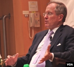 美国的中国经济问题专家拉迪在香港发表谈话（资料照片，美国之音拍摄）