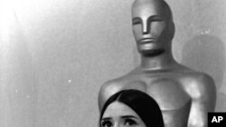 Sacheen Littlefeather akihutubia kwa niaba ya Marlon Brando Macih 27, 1973.