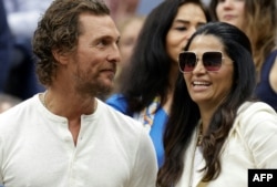 Američki glumac Metju Mekonahi i njegova supruga brazilska manekenka i dizajnerka Kamila Alves bili su među brojnim poznatim ličnostima na tribinama (Foto: AFP/Kena Betancur)