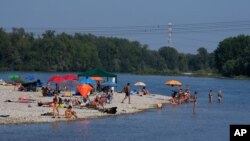 12일 폭염이 찾아온 이탈리아 베레구아르도의 티시노강에서 사람들이 더위를 식히고 있다. 