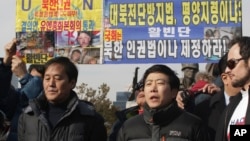 지난 1월 서울 용산구 전쟁기념관 앞에서 탈북단체 자유북한운동연합과 미국 인권단체인 HRF가 대북전단 기습 살포 관련 기자회견을 연 가운데, 박상학 대표(가운데)가 취재진 질문에 답하고 있다. (자료사진)