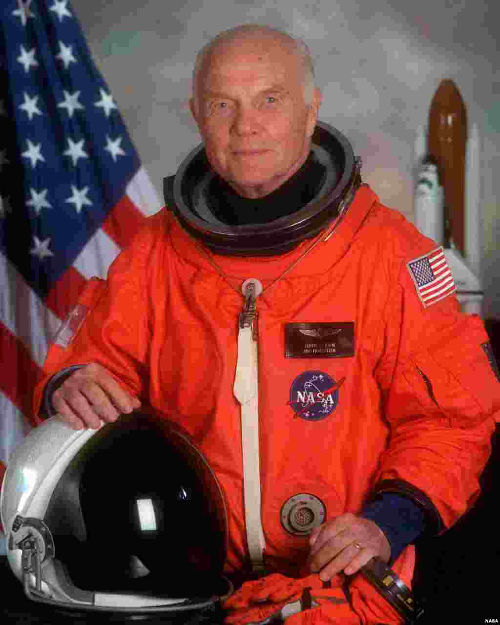 លោក​ John Glenn នៅ​ក្នុង​សំលៀកបំពាក់​អវកាសយានិក។