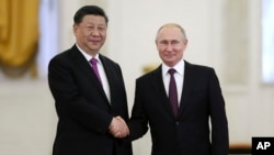 블라디미르 푸틴 러시아 대통령과 시진핑 중국 국가주석이 5일 모스크바 크렘린궁에서 만나 악수하고 있다. 