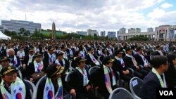 10일 서울 전쟁기념관 평화의 광장에서 열린 장진호 전투 영웅 추모행사에서 장진호 전투 참전용사들이 참석해 행사를 지켜보고 있다. 