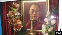 俄罗斯佛教徒供奉的达赖喇嘛像 (美国之音白桦拍摄）