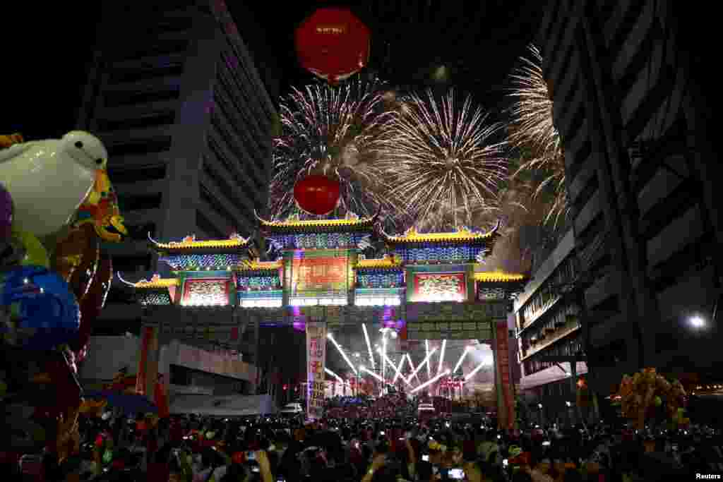 在菲律宾马尼拉的中国城，礼花迎春（2016年2月7日）