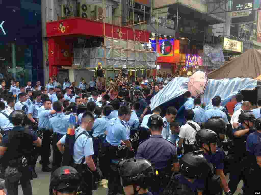 香港警方星期三上午展开强行清场行动（美国之音海彦 拍摄)。
