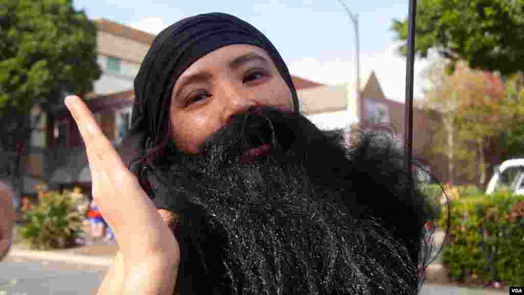 不让须眉的美女（美国之音国符拍摄）