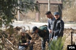 Iraqi forces prepare to detonate a suicide bomber's vest less than a kilometer east of the Tigris River in advance of an assault on IS militants in western Mosul which is expected to begin in the coming days, in Mosul, Iraq, Jan. 13, 2017. (H.Murdock/VOA)