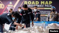 ប៉ូលិសឥណ្ឌូនេស៊ីរៀបចំភ័ស្តុតាងថ្នាំញៀន​នៅក្នុង​សន្និសីទ​សារព័ត៌មាន​មួយ​នៅ​ទីស្នាក់ការ​ប៉ូលិសជាតិ បន្ទាប់ពី​មន្រ្តី​គ្រប់គ្រង​ចាប់បាន​ថ្នាំ​មេតំហ្វេតាមីនគ្រីស្តាល់​ជាង ២តោនពី​បណ្តាញ​ជួញដូរគ្រឿងញៀន​មជ្ឈិមបូព៌ា ម៉ាឡេស៊ី និងឥណ្ឌូនេស៊ី នៅទីក្រុង​ហ្សាការតា នៅថ្ងៃទី២៨ ខែមេសា ឆ្នាំ២០២១។