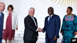 Waziri wa Mambo ya Nje Rex Tillerson akiwa na Mwenyekiti wa Tume ya Afrika Moussa Faki