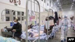 武汉轻症新冠病毒感染者被收住在一所临时改建的方舱医院里。（2020年2月17日）