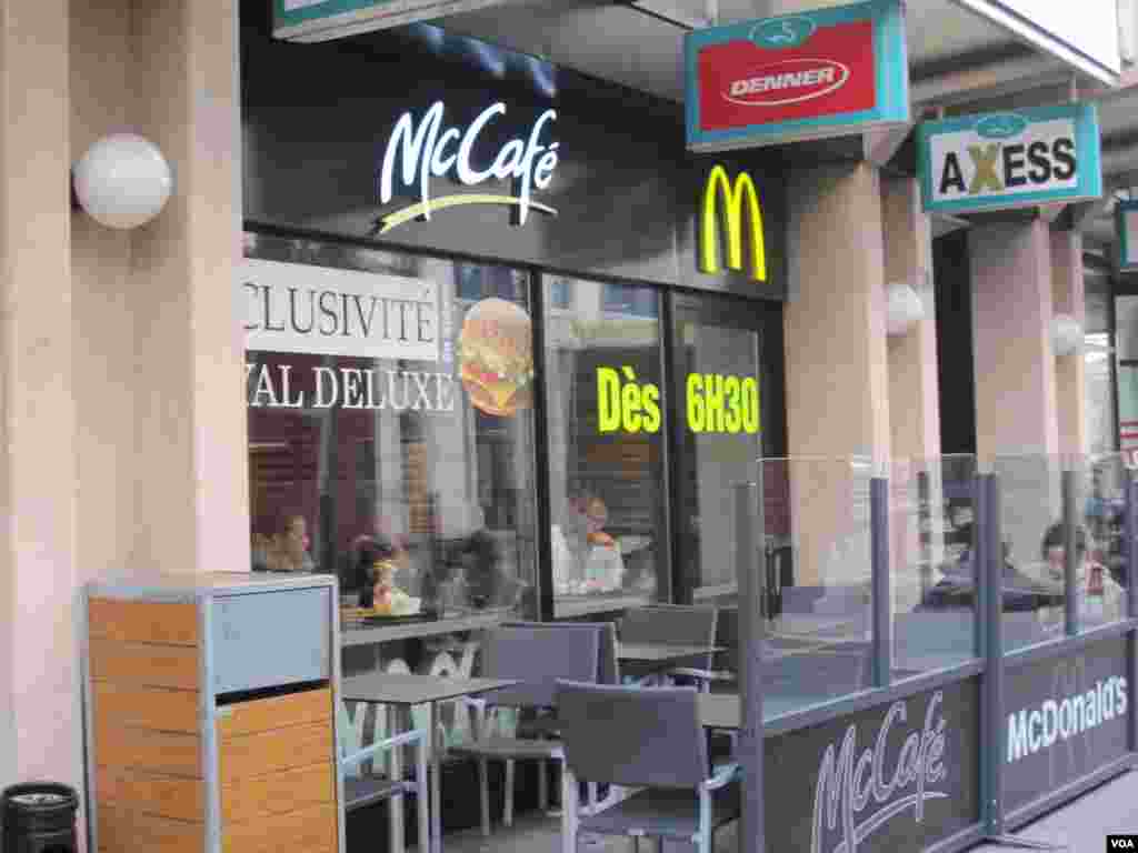 رستوران مک&zwnj;دونالد در ژنو ظاهری متفاوت از هزاران شعبه این برند در آمریکا داشت. زیبا تر بود.